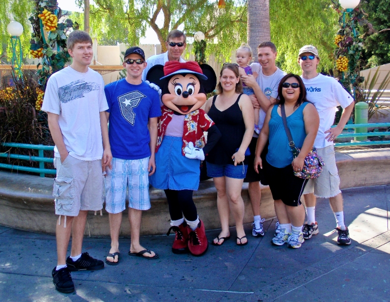 Disney2009 021.jpg - Minnie and the gang